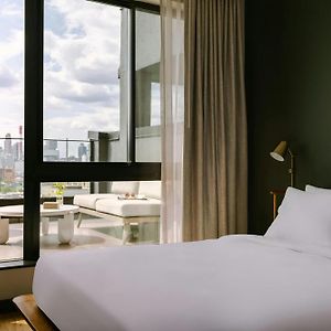 The Dutch Hotel Long Island City, Sonder